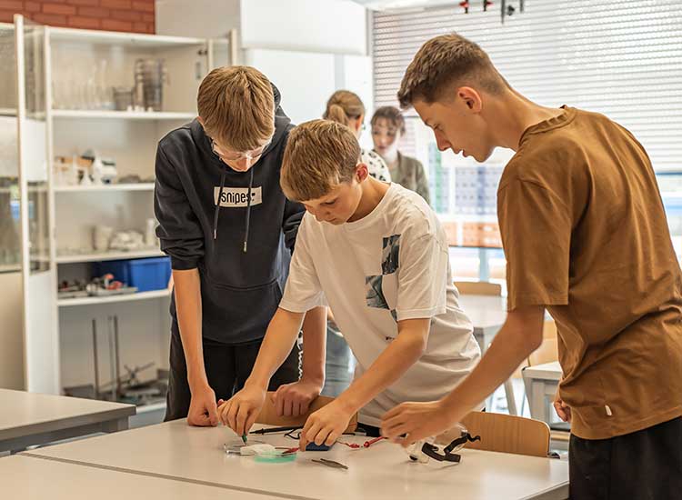 MINT am Arnoldinum: Wir verbinden fundiertes fachliches Lernen mit praktischer Anwendung