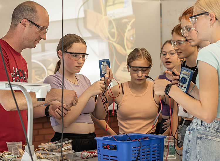 Mathematik, Informatik und Naturwissenschaften sind ein zentraler Bestandteil des schulischen Lernens am Arnoldinum