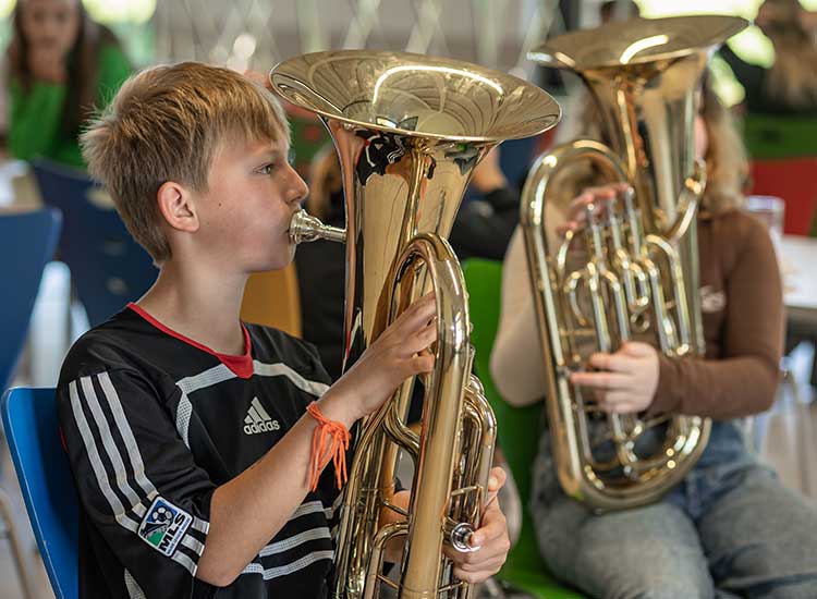 Gymnasium Arnoldinum | gemeinsames Musizieren in der Bläsergruppe
